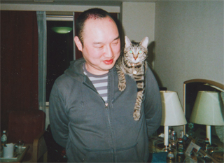 案内してくれた高橋君と愛猫です