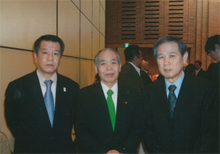鈴木宗男さん（中央）と。左は木村三浩氏