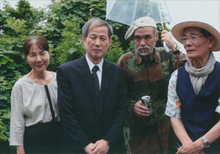 （左から）唐牛夫人、鈴木、秋山さん、三島さん