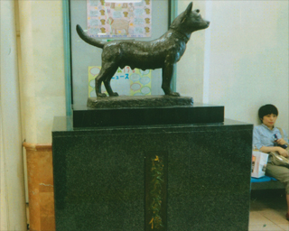 新潟駅にある「忠犬」像