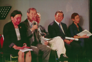 （左から）中沢けいさん、鈴木、佐高信さん、河野義行さん、上野千鶴子さん