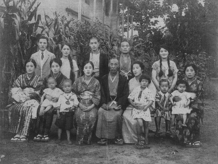 会津坂下（母の実家）で。左は４姉妹です