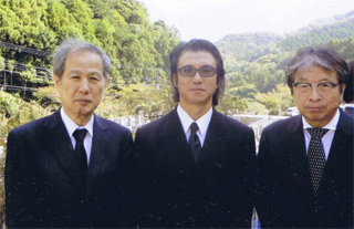 菊次郎さん（中央）、山平さんと
