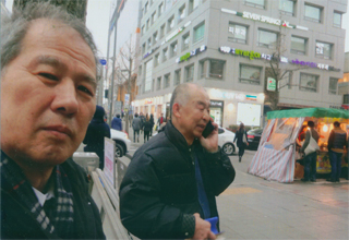 前日、ソウル市内を歩く２人